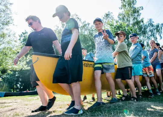 Fahrt mit Mannschaftskanadier Outdoorschmiede Lüneburger Heide Auf Klassenfahrt mit HEROLÉ: Mannschaftskanadier Outdoorschmiede Lüneburger Heide