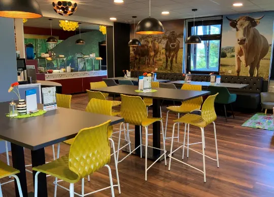 Auf Klassenfahrt mit HEROL&Eacute;: Bistrobereich in der JH Bollendorf in der Eifel