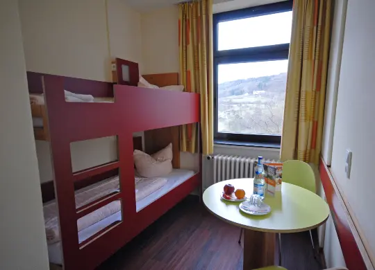 Auf Klassenfahrt mit HEROLÉ: Beispielzimmer für die Begleitperonen in der Jugendherberge Bollendorf in der Eifel