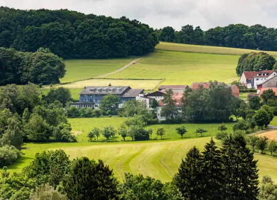 Auf Klassenfahrt mit HEROLÉ: Außenansicht DJH Oberbernhards Rhön