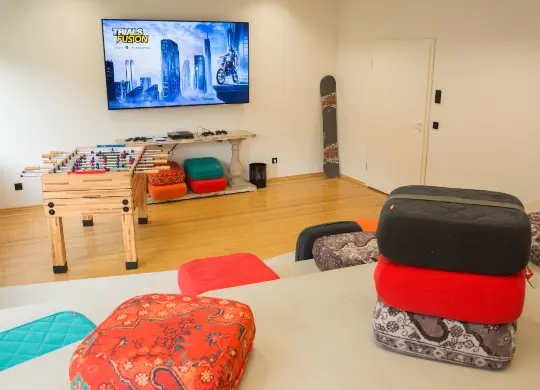Auf Klassenfahrt mit HEROLÉ: Aufenthaltsraum im Oberstdorf Hostels im Allgäu
