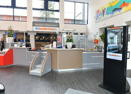 Auf Klassenfahrt mit HEROLÉ: Rezeption der Jugendherberge Trier.