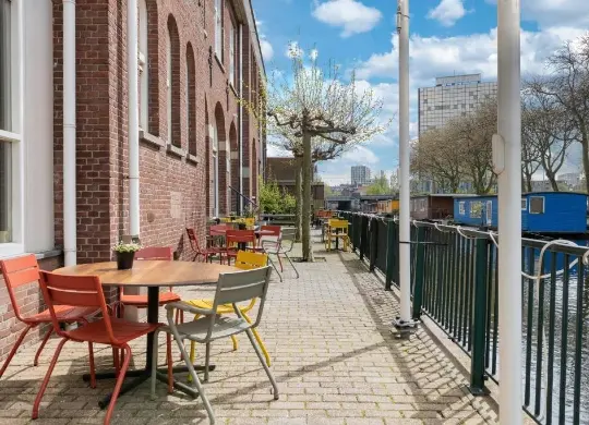 Auf Klassenfahrt mit HEROLÉ: Terrasse direkt am Kanal im Stayokay Hostel Den Haag
