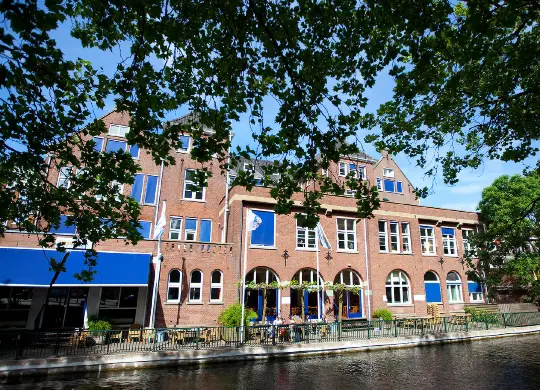 Auf Klassenfahrt mit HEROLÉ: Außenansicht des Stayokay Hostel Den Haag