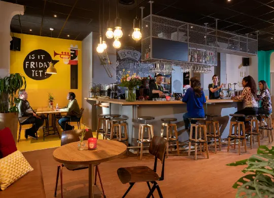 Auf Klassenfahrt mit HEROLÉ: Bar im Stayokay Hostel Den Haag