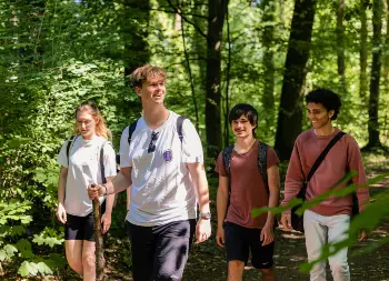 Spaziergang Auf Klassenfahrt mit HEROLÉ: Gemeinsam unterwegs in der Natur