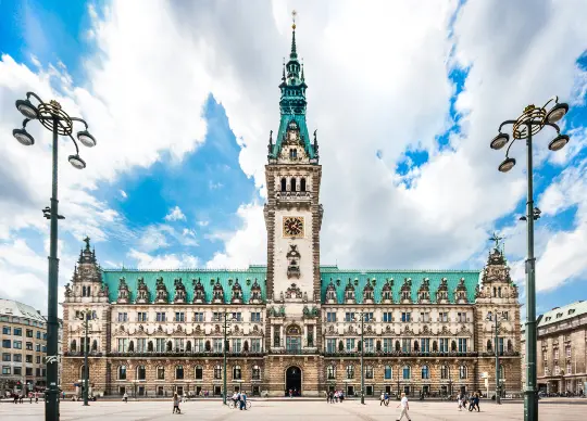 Hamburg Auf Klassenfahrt mit HEROLÉ: Rathaus in Hamburg.