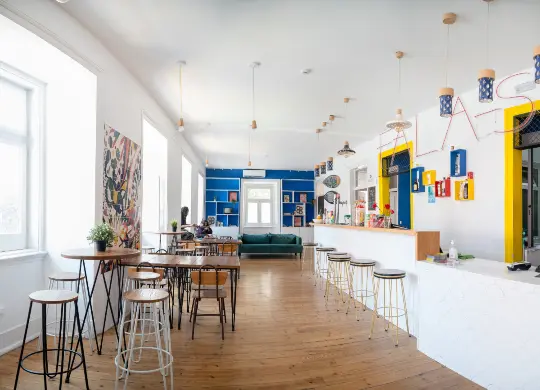 Auf Klassenfahrt mit HEROLÉ: Lissabon - Safestay Lisbon moderner Aufenthaltsbereich