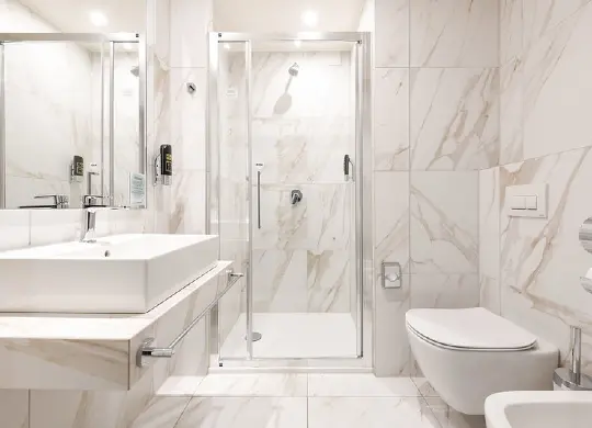Auf Klassenfahrt mit HEROLÉ: Moderne Bäder im MEININGER Hotel Venezia Mestre in Venedig