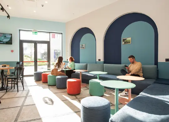 Auf Klassenfahrt mit HEROLÉ: Lounge im MEININGR Hotel Venezia Mestre in Venedig