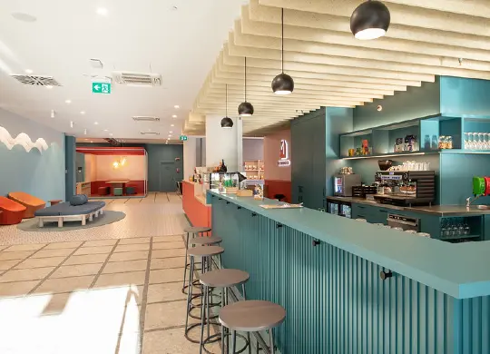 Auf Klassenfahrt mit HEROLÉ: Bar im MEININGER Hotel Venezia Mestre in Venedig