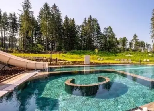 Auf Klassenfahrt mit HEROLÉ: Außenbecken des Badeparadies Aqua Mundo im Center Parcs Park Allgäu
