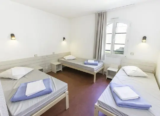 Auf Klassenfahrt mit HEROLÉ: Dreibettzimmer im Jugendzentrum Patrick Varangot