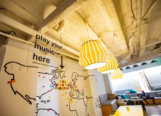 Auf Klassenfahrt mit HEROLÉ: The River Hostel Valencia Aufenthaltsbereich