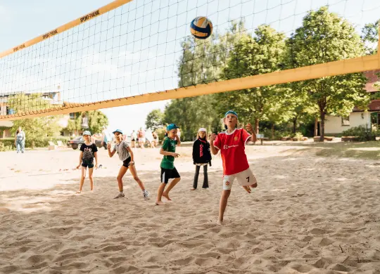 Auf Klassenfahrt mit HEROLÉ: Beachvolleyball spielen in der Jugendherberge Mirow, Mecklenburger Seen