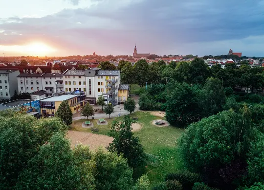 Auf Klassenfahrt mit HEROLÉ: Luftaufnahme der Jugendherberge Greifswald