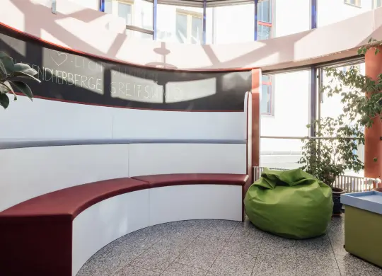 Auf Klassenfahrt mit HEROLÉ: Chilloutbereich im Atrium der Jugendherberge Greifswald