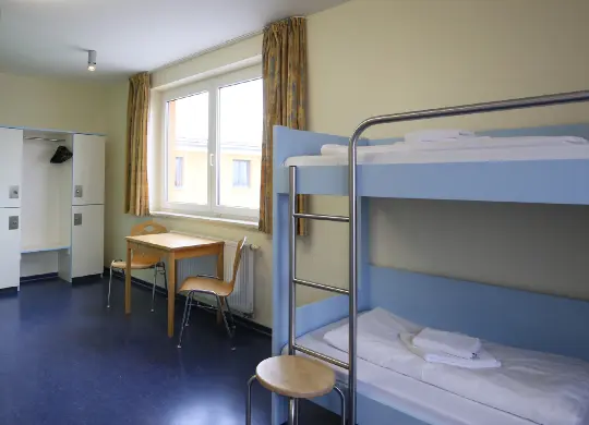 Auf Klassenfahrt mit HEROLÉ: Mehrbettzimmer der Jugendherberge Warnemünde