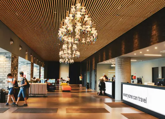 Auf Klassenfahrt mit HEROLÉ: Rezeption & Lobby im a&o Hostel Venezia Mestre in Venedig