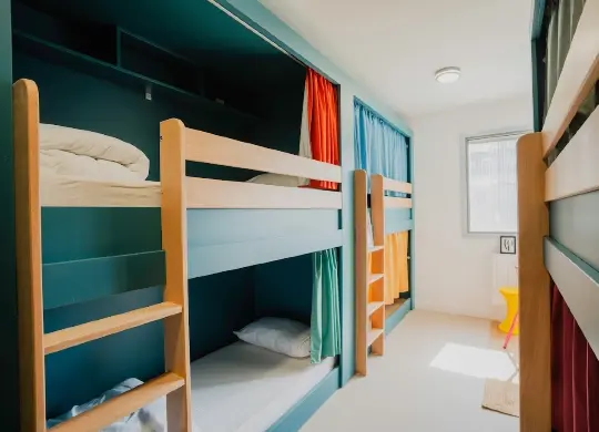 Auf Klassenfahrt mit HEROLÉ: Sechsbettzimmer im The People Hostel Caen in der Normandie