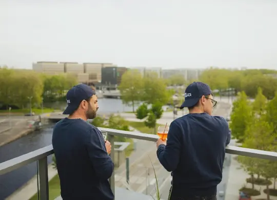 Auf Klassenfahrt mit HEROLÉ: Blick von der Dachterrasse im The People Hostel Caen in der Normandie