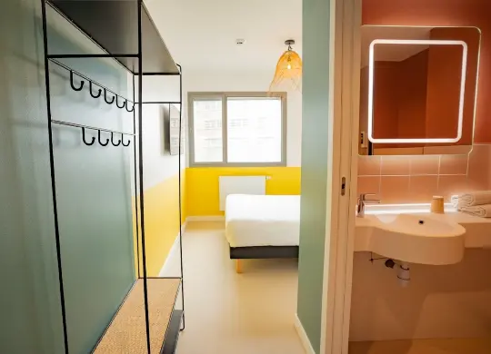 Auf Klassenfahrt mit HEROLÉ: Doppelzimmer ensuite im The People Hostel Caen in der Normandie