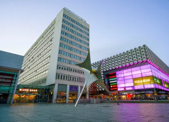 Auf Klassenfahrt mit HEROLÉ: Außenansicht des Holiday Inn Express Zentrum Dresden