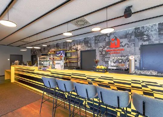 Auf Klassenfahrt mit HEROLÉ: Bar im MEININGER Hotel Dresden Zentrum