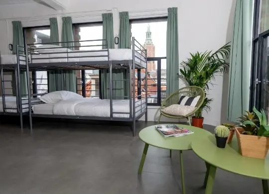 Auf Klassenfahrt mit HEROLÉ: Zimmerbeispiel im Pink Flamingo Hostel in Den Haag