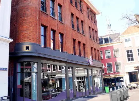 Auf Klassenfahrt mit HEROLÉ: Außenansicht des Pink Flamingo Hostels in Den Haag