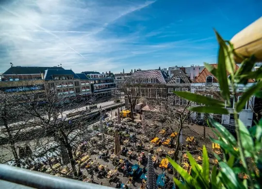 Auf Klassenfahrt mit HEROLÉ: Blick vom Pink Flamingo Hostel auf den Grote Markt in Den Haag