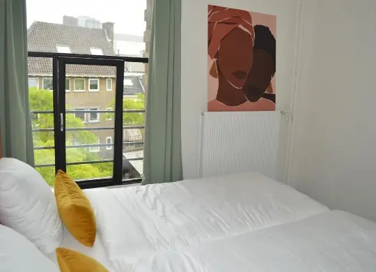 Auf Klassenfahrt mit HEROLÉ: Zimmer für Begleitpersonen im Pink Flamingo Hostel in Den Haag