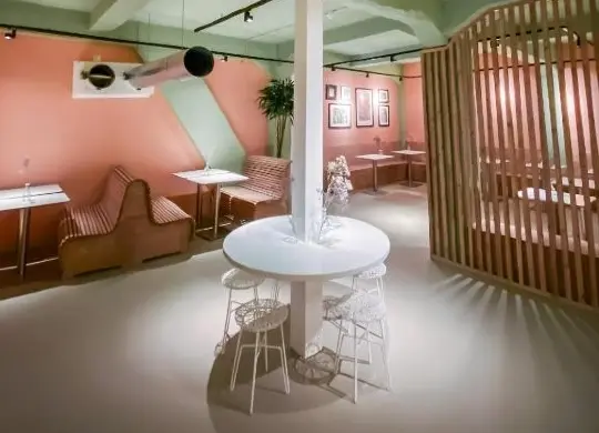 Auf Klassenfahrt mit HEROLÉ: Aufenthaltsbereich im Pink Flamingo Hostel in Den Haag