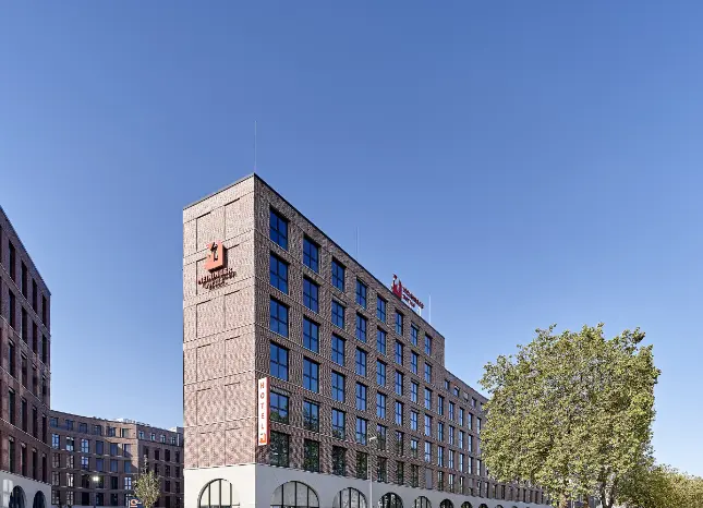 Auf Klassenfahrt mit HEROLÉ: Außenansicht des MEININGER Hotels Köln-West