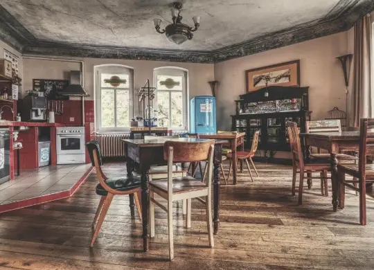 Auf Klassenfahrt mit HEROLÉ: Gemeinschaftsküche mit Frühstücksraum im Opera Hostel in Erfurt