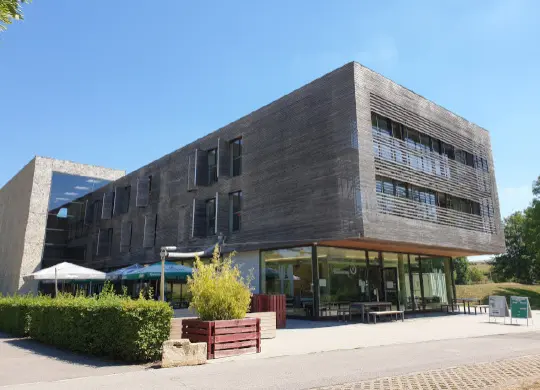 Auf Klassenfahrt mit HEROLÉ: Außenansicht vom Youth Hostel Echternach