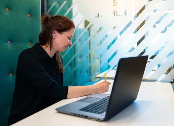 Arbeiten am Laptop Lehrerin bucht Klassenfahrt