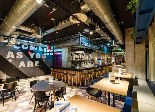 Auf Klassenfahrt mit HEROLÉ: Die Bar im Holiday Inn Express Dresden Zentrum