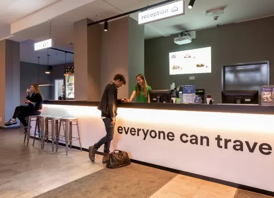 Auf Klassenfahrt mit HEROLÉ: Rezeption im a&o Hostel München Laim