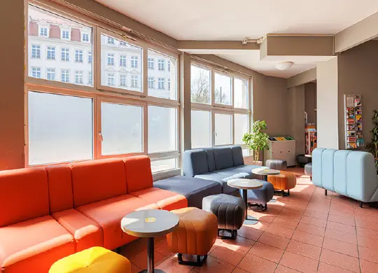 Lobby/Lounge im a&o Hostel München Hackerbrücke Auf Klassenfahrt mit HEROLÉ: Lobby/Lounge im a&o Hostel München Hackerbrücke