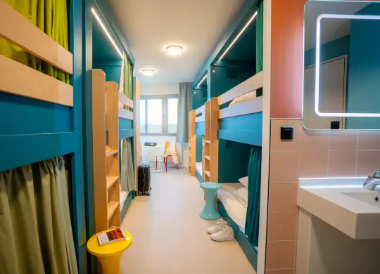 Auf Klassenfahrt mit HEROLÉ: 8-Bett-Schlafsaal im The People Hostel Caen in der Normandie