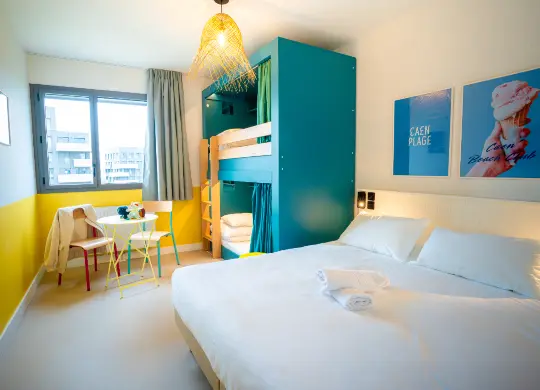 Auf Klassenfahrt mit HEROLÉ: 4-Bett-Zimmer im The People Hostel Caen in der Normandie