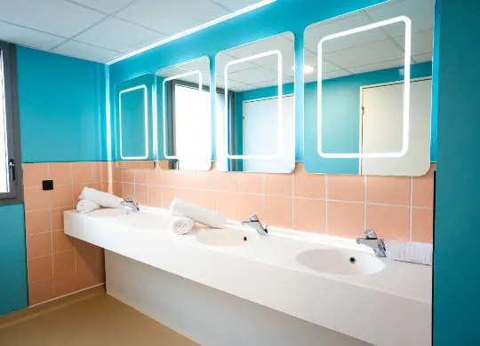 Auf Klassenfahrt mit HEROLÉ: Gemeinschaftsbäder im The People Hostel Caen in der Normandie