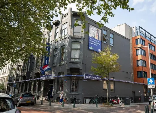 Auf Klassenfahrt mit HEROLÉ: Außenansicht des a&o Hostels in Rotterdam