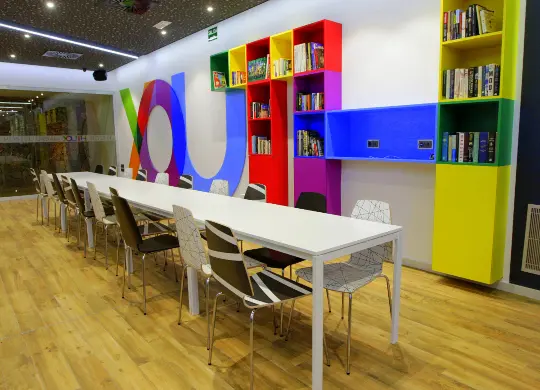 Auf Klassenfahrt mit HEROLÉ: Aufenthaltsraum im Urban Youth Hostel in Valencia