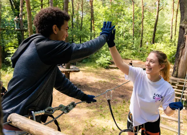 Auf Klassenfahrt mit HEROL&Eacute;: Teamwork im Kletterwald