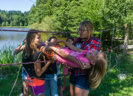BNE-Teamabenteuer in der Natur Allgäu Auf Klassenfahrt mit HEROLÉ: Kinder beim BNE-Programmpunkt Teamabenteurer im Allgäu
