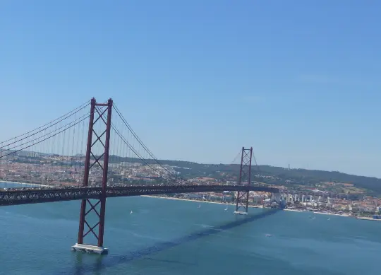 Auf Klassenfahrt mit HEROL&Eacute;: Br&uuml;cke in Lissabon