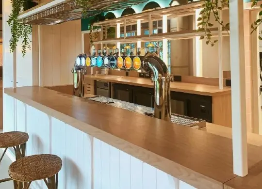 Auf Klassenfahrt mit HEROLÉ: Bar im The People Hostel Caen in der Normandie