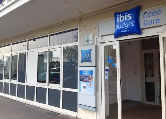 Auf Klassenfahrt mit HEROLÉ: Außenansicht des Ibis Budget Caen Centre Gare in der Normandie